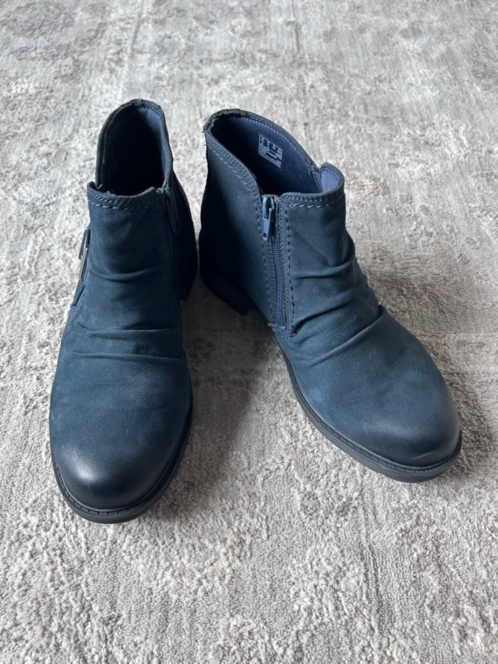 NWOB Clarks Collection Womens Sz 9W Hearth Clara Blue Nubuck 26181003 Ankle Boot - Picture 3 of 11